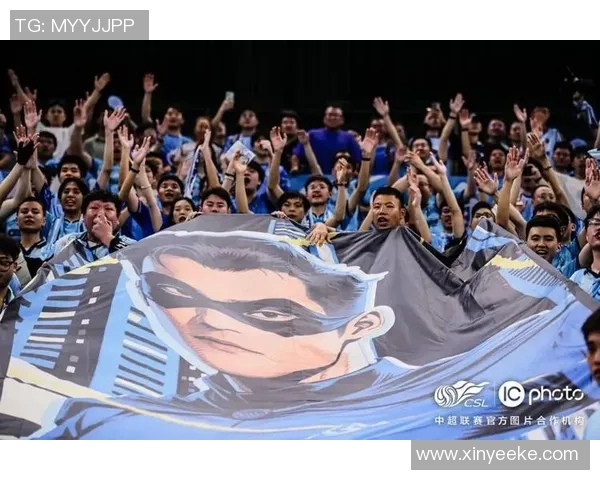 足球明星赛场失态引发看台观众强烈不满与抗议事件回顾